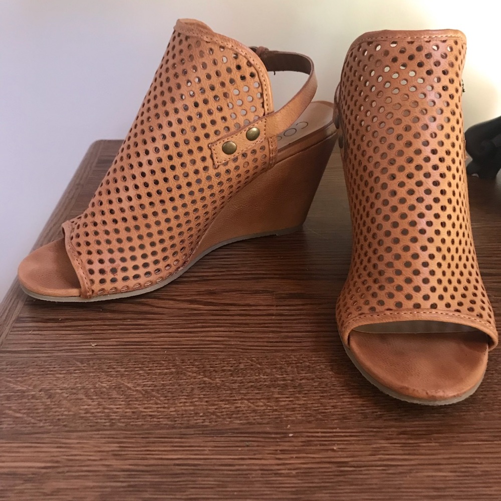 Camel Color Wedges